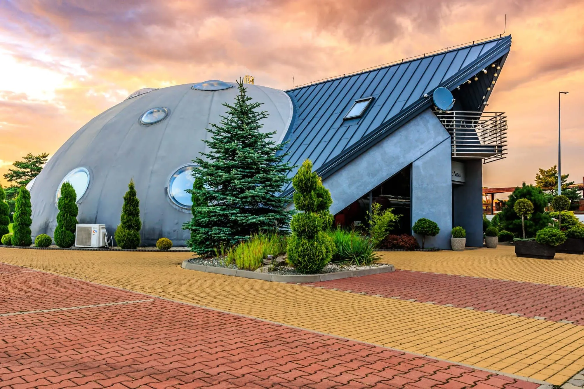 Siedziba Cargo Nova Group w Bieruniu – charakterystyczny budynek z kopułą