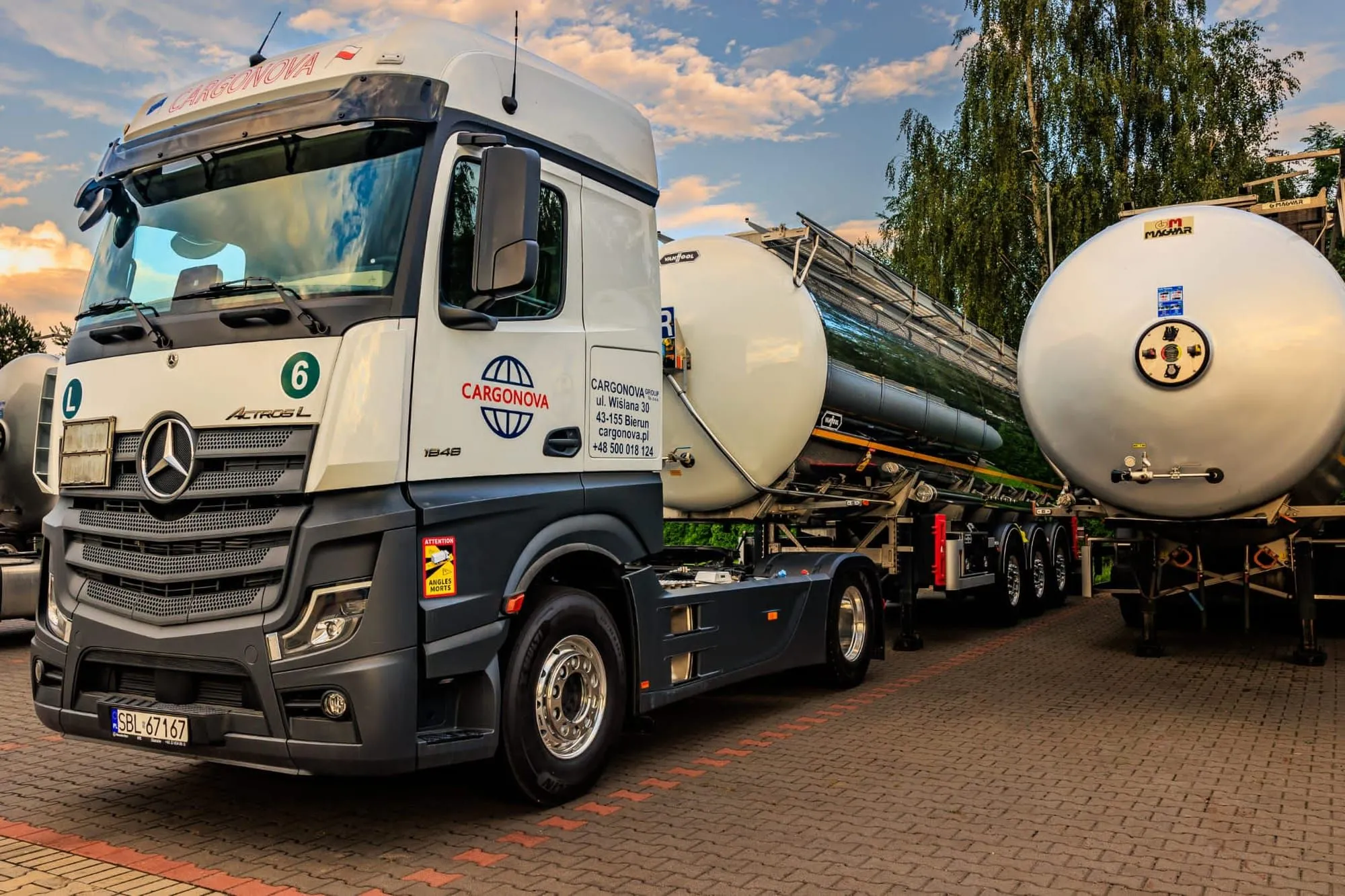 Ciągnik Mercedes-Benz Actros z cysterną chemiczną na placu bazy Cargo Nova w Bieruniu